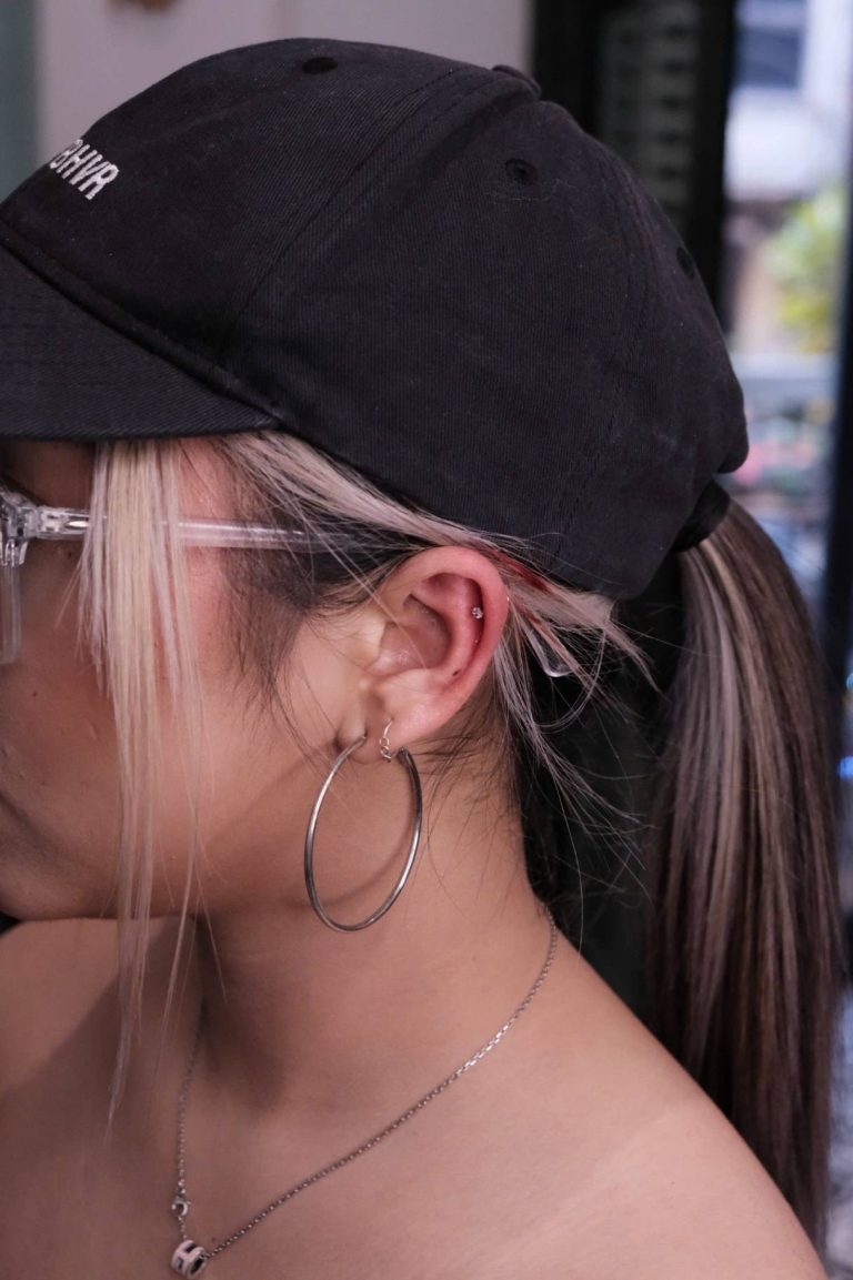 2. BODY PIERCING
Xỏ khuyên cơ thể là lựa chọn hoàn hảo cho những ai muốn có vẻ ngoài độc đáo và phong cách. Chúng tôi cung cấp dịch vụ xỏ khuyên rốn và các vị trí khác trên cơ thể, được thực hiện trong môi trường sạch sẽ và chuyên nghiệp, với sự chú trọng cao vào vệ sinh, độ chính xác và chăm sóc sau khi xỏ khuyên.
Đặt lịch