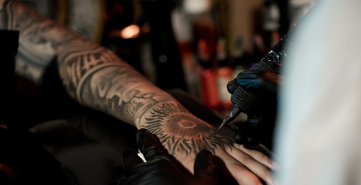XĂM & CÂU CHUYỆN Ghozk Tattoo Studio là không gian dành cho những ai tìm kiếm một trải nghiệm xăm chuyên nghiệp và khác biệt. Chúng tôi kết hợp tư duy nghệ thuật, kỹ thuật Realism và sự chăm chút trong từng chi tiết để tạo nên những tác phẩm được thiết kế riêng, phản ánh câu chuyện và cá tính của mỗi khách hàng. ĐẶT LỊCH NGAY XEM THƯ VIỆN HÌNH