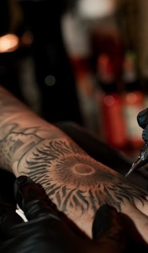XĂM & CÂU CHUYỆN Ghozk Tattoo Studio là không gian dành cho những ai tìm kiếm một trải nghiệm xăm chuyên nghiệp và khác biệt. Chúng tôi kết hợp tư duy nghệ thuật, kỹ thuật Realism và sự chăm chút trong từng chi tiết để tạo nên những tác phẩm được thiết kế riêng, phản ánh câu chuyện và cá tính của mỗi khách hàng. ĐẶT LỊCH NGAY XEM THƯ VIỆN HÌNH