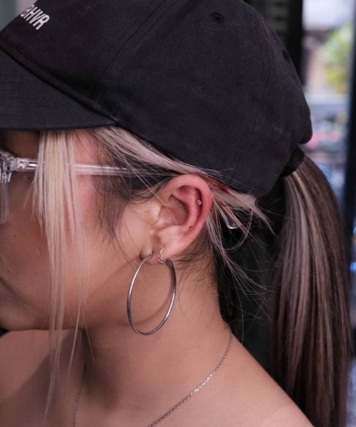 3. BODY PIERCING
Xỏ khuyên cơ thể là lựa chọn hoàn hảo cho những ai muốn có vẻ ngoài độc đáo và phong cách. Chúng tôi cung cấp dịch vụ xỏ khuyên rốn và các vị trí khác trên cơ thể, được thực hiện trong môi trường sạch sẽ và chuyên nghiệp, với sự chú trọng cao vào vệ sinh, độ chính xác và chăm sóc sau khi xỏ khuyên.
Đặt lịch