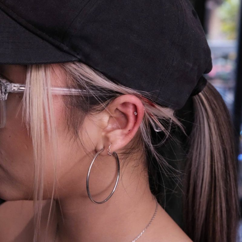 3. BODY PIERCING
Xỏ khuyên cơ thể là lựa chọn hoàn hảo cho những ai muốn có vẻ ngoài độc đáo và phong cách. Chúng tôi cung cấp dịch vụ xỏ khuyên rốn và các vị trí khác trên cơ thể, được thực hiện trong môi trường sạch sẽ và chuyên nghiệp, với sự chú trọng cao vào vệ sinh, độ chính xác và chăm sóc sau khi xỏ khuyên.
Đặt lịch